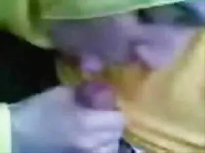 Lambendo porno legendado gratis buceta na cozinha