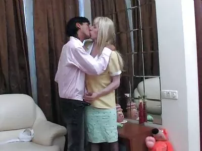 Um jovem pianista do Harmony Wonders foi rudemente fodido sob um piano preto porno família legendado
