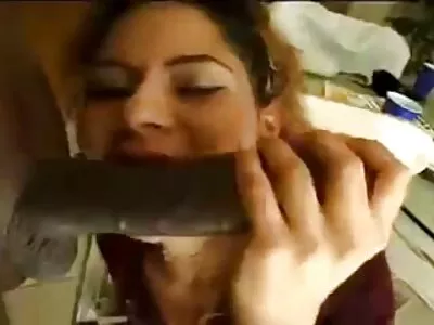 Transou video de sexo com legenda com a loira no sofá