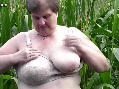 Mulher madura escolhendo entre os melhores videos porno legendado seios
