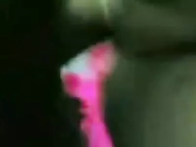 Uma jovem latina magra foi cavada em uma ponta putaria com legenda e gozou dentro de sua bunda magra