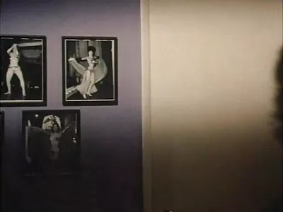 Ela sexo grátis legendado estica os seios grandes, mulher para a cadeira